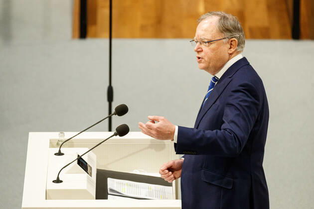 DEUTSCHLAND, NIEDERSACHSEN, HANNOVER, 22.01.2021 - Außerplanmäßige Plenarsitzung zur Corona-Pandemie im Niedersächsischen Landtag - Stephan Weil (SPD), Ministerpräsident von Niedersachsen, gibt eine Regierungserklärung am Rednerpult im Plenarsaal ab. Diese nimmt Bezug auf die Videokonferenz der Bundeskanzlerin mit den Regierungschefinnen und Regierungschefs der Länder am 19. Januar 2021 und den Maßnahmen zur Bekämpfung der SARS-Cov2-Pandemie in Niedersachsen.