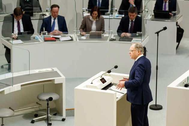 DEUTSCHLAND, NIEDERSACHSEN, HANNOVER, 22.01.2021 - Außerplanmäßige Plenarsitzung zur Corona-Pandemie im Niedersächsischen Landtag - Stephan Weil (SPD), Ministerpräsident von Niedersachsen, gibt eine Regierungserklärung am Rednerpult im Plenarsaal ab. Diese nimmt Bezug auf die Videokonferenz der Bundeskanzlerin mit den Regierungschefinnen und Regierungschefs der Länder am 19. Januar 2021 und den Maßnahmen zur Bekämpfung der SARS-Cov2-Pandemie in Niedersachsen.