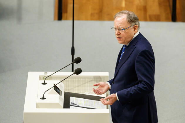 DEUTSCHLAND, NIEDERSACHSEN, HANNOVER, 22.01.2021 - Außerplanmäßige Plenarsitzung zur Corona-Pandemie im Niedersächsischen Landtag - Stephan Weil (SPD), Ministerpräsident von Niedersachsen, gibt eine Regierungserklärung am Rednerpult im Plenarsaal ab. Diese nimmt Bezug auf die Videokonferenz der Bundeskanzlerin mit den Regierungschefinnen und Regierungschefs der Länder am 19. Januar 2021 und den Maßnahmen zur Bekämpfung der SARS-Cov2-Pandemie in Niedersachsen.