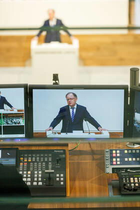 DEUTSCHLAND, NIEDERSACHSEN, HANNOVER, 22.01.2021 - Außerplanmäßige Plenarsitzung zur Corona-Pandemie im Niedersächsischen Landtag - Stephan Weil (SPD), Ministerpräsident von Niedersachsen, gibt eine Regierungserklärung am Rednerpult im Plenarsaal ab. Zu sehen ist ein Monitor, auf dem seine Rede im Landtag zu sehen ist. Diese nimmt Bezug auf die Videokonferenz der Bundeskanzlerin mit den Regierungschefinnen und Regierungschefs der Länder am 19. Januar 2021 und den Maßnahmen zur Bekämpfung der SARS-Cov2-Pandemie in Niedersachsen.