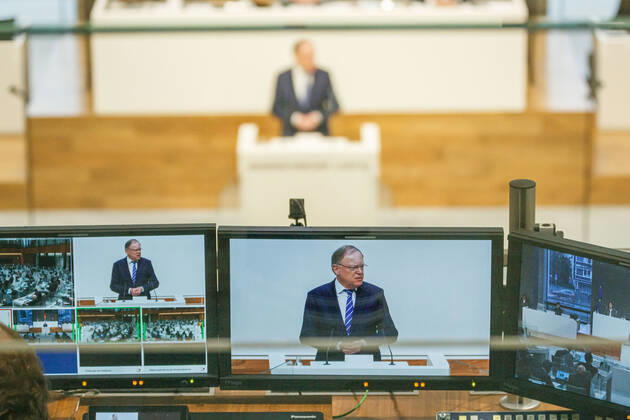 DEUTSCHLAND, NIEDERSACHSEN, HANNOVER, 22.01.2021 - Außerplanmäßige Plenarsitzung zur Corona-Pandemie im Niedersächsischen Landtag - Stephan Weil (SPD), Ministerpräsident von Niedersachsen, gibt eine Regierungserklärung am Rednerpult im Plenarsaal ab. Zu sehen ist ein Monitor, auf dem seine Rede im Landtag zu sehen ist. Diese nimmt Bezug auf die Videokonferenz der Bundeskanzlerin mit den Regierungschefinnen und Regierungschefs der Länder am 19. Januar 2021 und den Maßnahmen zur Bekämpfung der SARS-Cov2-Pandemie in Niedersachsen.