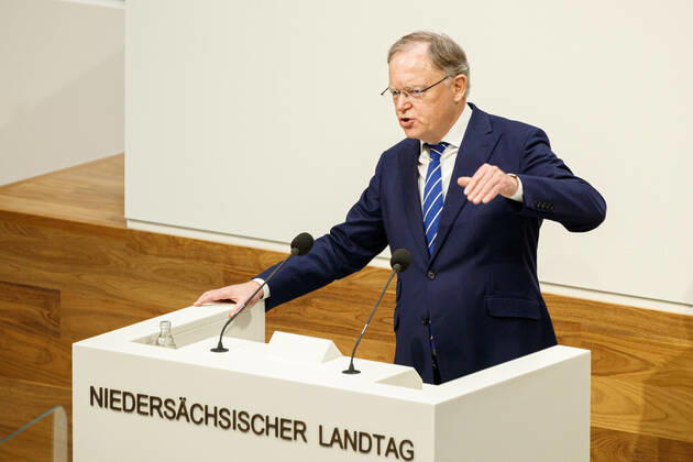 DEUTSCHLAND, NIEDERSACHSEN, HANNOVER, 22.01.2021 - Außerplanmäßige Plenarsitzung zur Corona-Pandemie im Niedersächsischen Landtag - Stephan Weil (SPD), Ministerpräsident von Niedersachsen, gibt eine Regierungserklärung am Rednerpult im Plenarsaal ab. Diese nimmt Bezug auf die Videokonferenz der Bundeskanzlerin mit den Regierungschefinnen und Regierungschefs der Länder am 19. Januar 2021 und den Maßnahmen zur Bekämpfung der SARS-Cov2-Pandemie in Niedersachsen.
