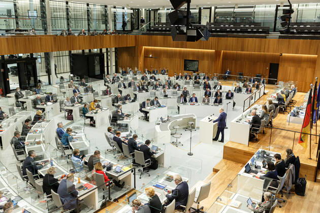 DEUTSCHLAND, NIEDERSACHSEN, HANNOVER, 22.01.2021 - Außerplanmäßige Plenarsitzung zur Corona-Pandemie im Niedersächsischen Landtag - Stephan Weil (SPD), Ministerpräsident von Niedersachsen, gibt eine Regierungserklärung am Rednerpult im Plenarsaal ab. Diese nimmt Bezug auf die Videokonferenz der Bundeskanzlerin mit den Regierungschefinnen und Regierungschefs der Länder am 19. Januar 2021 und den Maßnahmen zur Bekämpfung der SARS-Cov2-Pandemie in Niedersachsen.