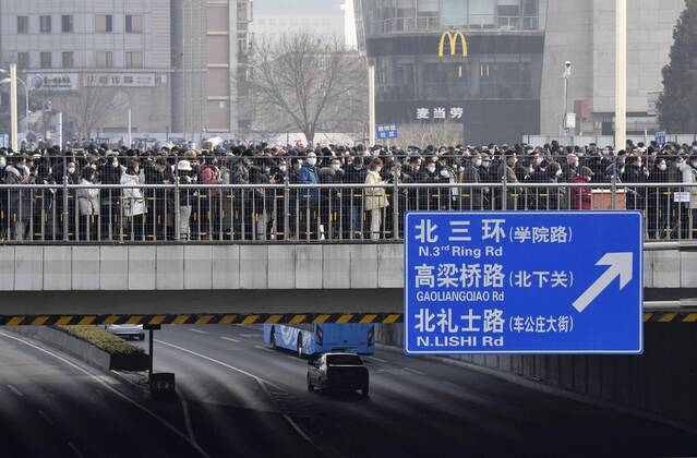 News Bilder des Tages PCR tests in Beijing People wait in line to take PCR tests in Beijing s Xicheng district on Jan. 22, 2021, amid renewed concerns over the spread of the novel coronavirus. 