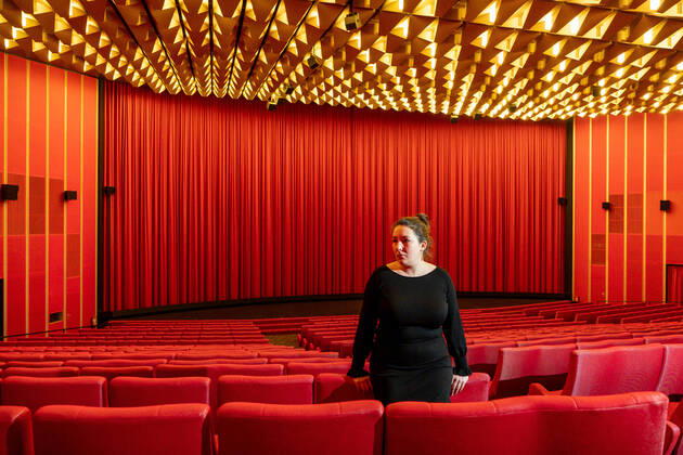 Blick am 21.01.2021 in das geschlossene Cineplex Rundkino in Dresden. Im Bild: Paulina Mertins (sie und ihr Vater betreiben das Rundkino in Dresden sowie einige andere Häuser in Berlin - gehören zur Cineplex-Kette) im großen Kinosaal.