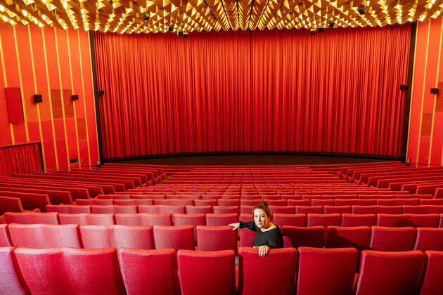 Blick am 21.01.2021 in das geschlossene Cineplex Rundkino in Dresden. Im Bild: Paulina Mertins (sie und ihr Vater betreiben das Rundkino in Dresden sowie einige andere Häuser in Berlin - gehören zur Cineplex-Kette) im großen Kinosaal.
