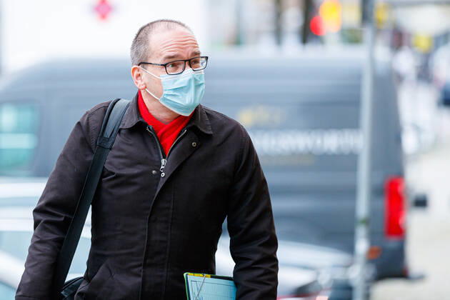 DEUTSCHLAND, NIEDERSACHSEN, HANNOVER, 22.01.2021 - Außerplanmäßige Plenarsitzung zur Corona-Pandemie im Niedersächsischen Landtag - Grant Hendrik Tonne (SPD), Kultusminister von Niedersachsen, auf dem Weg in den Landtag vor Beginn der Sitzung.
