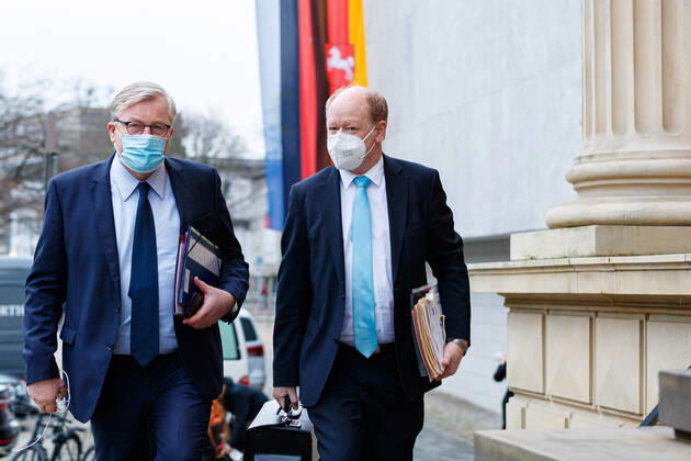 DEUTSCHLAND, NIEDERSACHSEN, HANNOVER, 22.01.2021 - Außerplanmäßige Plenarsitzung zur Corona-Pandemie im Niedersächsischen Landtag - v.li. Bernd Althusmann (CDU), Wirtschaftsminister von Niedersachsen und Reinhold Hilbers (CDU), Finanzminister von Niedersachsen, auf dem Weg in den Landtag vor Beginn der Sitzung.