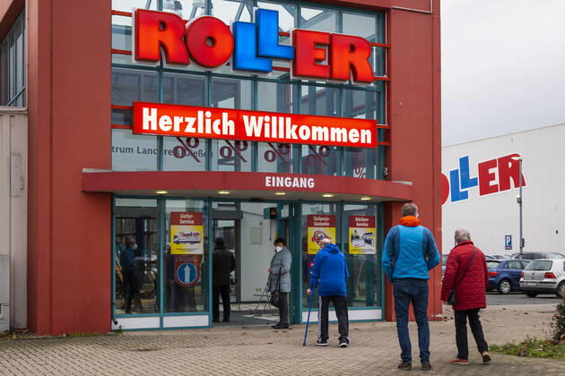 22.01.2021, Zeitgeschehen, Corona-Impfungen in Hessen, Corona-Impfzentrum Gießen, Roller-Möbelhaus Heuchelheim Patienten warten auf die Anmeldung für ihren Impftermin im Corona-Impfzentrum Gießen. Das Corona-Impfzentrum Gießen befindet sich in den Räumen des ehemaligen Roller-Möbelhaus in Heuchelheim. Heuchelheim Corona-Impfzentrum Hessen Deutschland