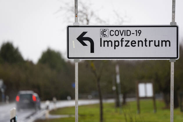 22.01.2021, Zeitgeschehen, Corona-Impfungen in Hessen, Corona-Impfzentrum Gießen, Roller-Möbelhaus Heuchelheim Symbolfoto. Straßenschild, Wegweiser zum Covid-19 Impfzentrum Gießen Heuchelheim Corona-Impfzentrum Hessen Deutschland