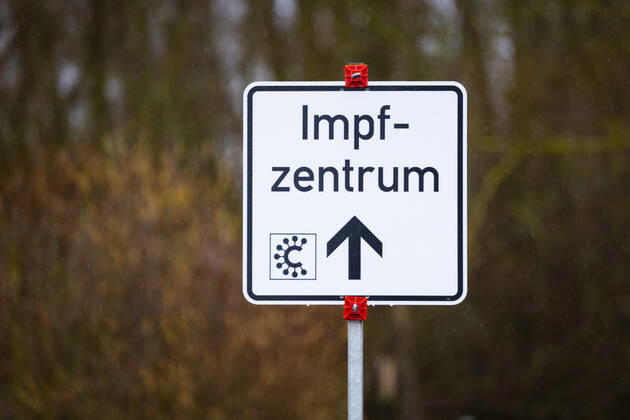 22.01.2021, Zeitgeschehen, Corona-Impfungen in Hessen, Corona-Impfzentrum Gießen, Roller-Möbelhaus Heuchelheim Symbolfoto. Straßenschild, Wegweiser zum Covid-19 Impfzentrum Heuchelheim Corona-Impfzentrum Hessen Deutschland