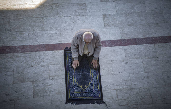 January 22, 2021, Gaza City, The Gaza Strip, Palestine: Palestinians attend Fraiday prayers in Gaza city as mosques reopen at the Gaza Strip. Gaza City Palestine - ZUMAq100 20210122_zaa_q100_004 Copyright: xAbedxAlrahmanxAlkahloutx