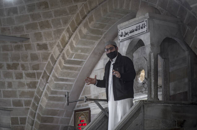 January 22, 2021, Gaza City, The Gaza Strip, Palestine: Palestinians attend Fraiday prayers in Gaza city as mosques reopen at the Gaza Strip. Gaza City Palestine - ZUMAq100 20210122_zaa_q100_006 Copyright: xAbedxAlrahmanxAlkahloutx