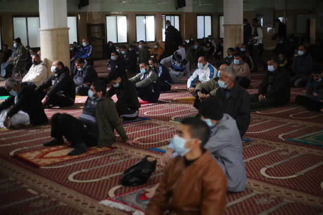 January 22, 2021, Deir Al-Balah, The Gaza Strip, Palestine: Palestinians attend Fraiday prayers in Deir al-Balah city as mosques reopen at the Gaza Strip. Deir Al-Balah Palestine - ZUMAq100 20210122_zaa_q100_024 Copyright: xMahmoudxKhattabx