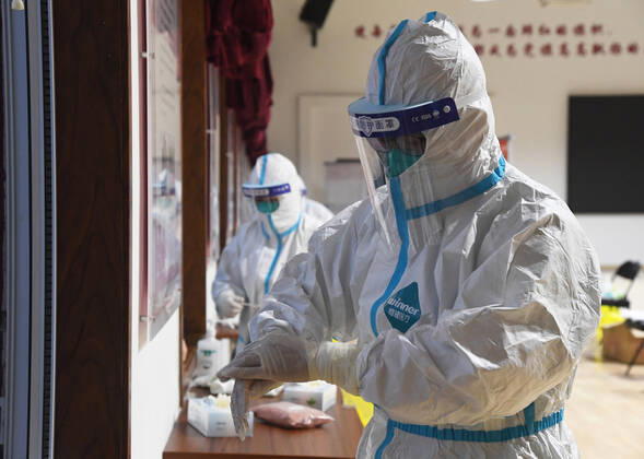 (210122) -- BEIJING, Jan. 22, 2021 -- A medical worker disinfects hands before collecting samples at a testing site in Xicheng District, Beijing, capital of China, Jan. 22, 2021. Beijing reported three new locally transmitted confirmed COVID-19 cases, one new locally transmitted asymptomatic infection and two new imported asymptomatic cases on Thursday, the municipal health commission said Friday. All the people living or working in the Dongcheng and Xicheng districts will be undergoing nucleic acid testing for COVID-19 on Friday and Saturday, according to the districts COVID-19 prevention and control work teams. ) CHINA-BEIJING-COVID-19-TEST (CN) RenxChao 