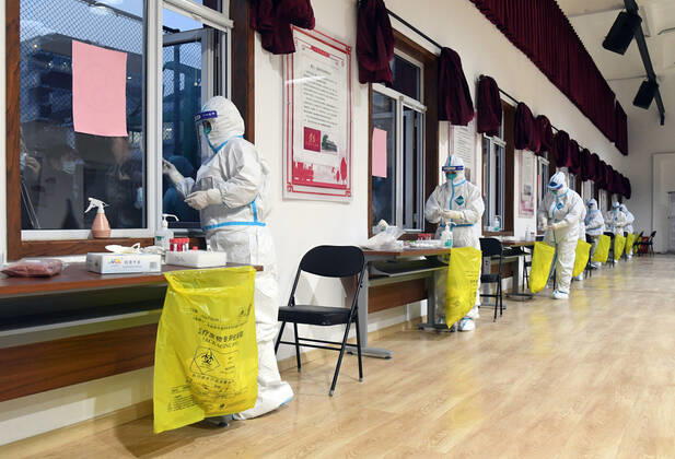 (210122) -- BEIJING, Jan. 22, 2021 -- Medical staff work at a testing site in Xicheng District, Beijing, capital of China, Jan. 22, 2021. Beijing reported three new locally transmitted confirmed COVID-19 cases, one new locally transmitted asymptomatic infection and two new imported asymptomatic cases on Thursday, the municipal health commission said Friday. All the people living or working in the Dongcheng and Xicheng districts will be undergoing nucleic acid testing for COVID-19 on Friday and Saturday, according to the districts COVID-19 prevention and control work teams. ) CHINA-BEIJING-COVID-19-TEST (CN) RenxChao 