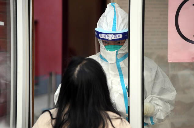 (210122) -- BEIJING, Jan. 22, 2021 -- A medical worker collects nucleic acid samples at a testing site in Xicheng District, Beijing, capital of China, Jan. 22, 2021. Beijing reported three new locally transmitted confirmed COVID-19 cases, one new locally transmitted asymptomatic infection and two new imported asymptomatic cases on Thursday, the municipal health commission said Friday. All the people living or working in the Dongcheng and Xicheng districts will be undergoing nucleic acid testing for COVID-19 on Friday and Saturday, according to the districts COVID-19 prevention and control work teams. ) CHINA-BEIJING-COVID-19-TEST (CN) RenxChao 