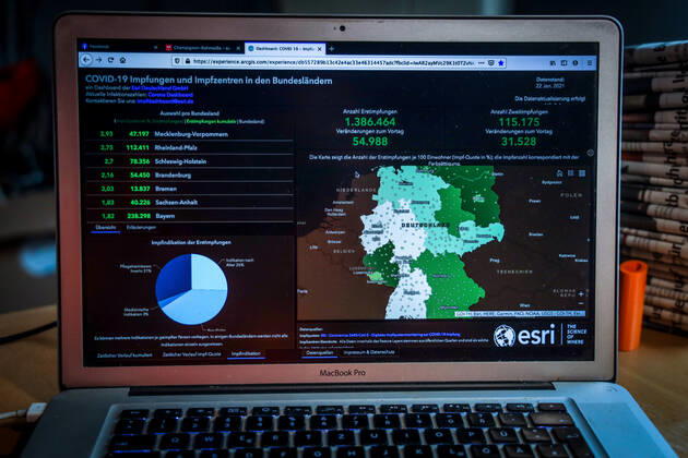 Coronavirus in Deutschland - COVID-19 Impfungen -Dashboard 22.01.2021: Esri Deutschland GmbH auf Basis des Digitalen Impfquotenmonitoring zur COVID-19-Impfung des RKI - Anzahl Erstimpfungen: 1.386.464 Veränderungen zum Vortag: 54.988 Anzahl Zweitimpfungen: 115.175 Veränderungen zum Vortag: 31.528 Datenstand vom 22.01.2021.