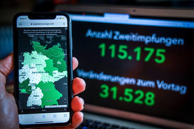 Coronavirus in Deutschland - COVID-19 Impfungen -Dashboard 22.01.2021: Esri Deutschland GmbH auf Basis des Digitalen Impfquotenmonitoring zur COVID-19-Impfung des RKI - Anzahl Erstimpfungen: 1.386.464 Veränderungen zum Vortag: 54.988 Anzahl Zweitimpfungen: 115.175 Veränderungen zum Vortag: 31.528 Datenstand vom 22.01.2021.