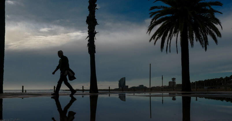 January 22, 2021, Barcelona, Catalonia, Spain: A commuter walks at Barcelona s nearly deserted beach after a rainy storm. Barcelona Spain - ZUMAo105 20210122_zap_o105_001 Copyright: xMatthiasxOesterlex