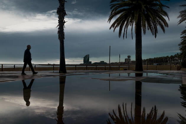 January 22, 2021, Barcelona, Catalonia, Spain: A commuter walks at Barcelona s nearly deserted beach after a rainy storm. Barcelona Spain - ZUMAo105 20210122_zap_o105_002 Copyright: xMatthiasxOesterlex