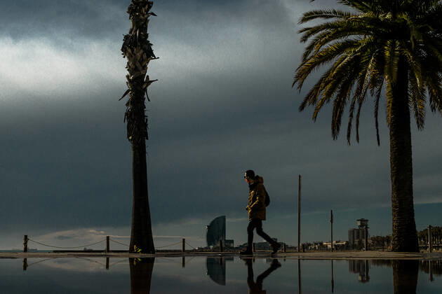 January 22, 2021, Barcelona, Catalonia, Spain: A commuter walks at Barcelona s nearly deserted beach after a rainy storm. Barcelona Spain - ZUMAo105 20210122_zap_o105_004 Copyright: xMatthiasxOesterlex