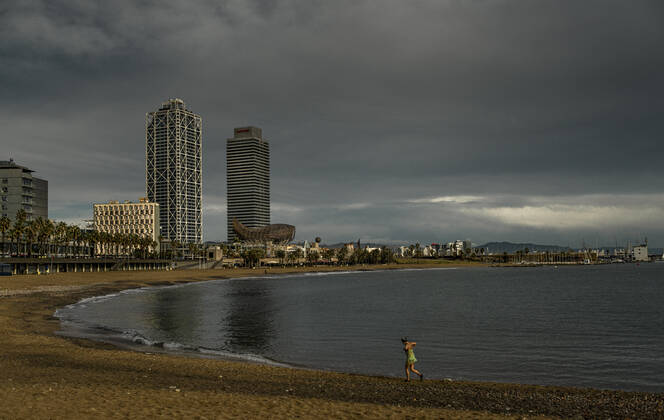 January 22, 2021, Barcelona, Catalonia, Spain: A commuter leaves the water after swimming at Barcelona s nearly deserted beach after a rainy storm. Barcelona Spain - ZUMAo105 20210122_zap_o105_005 Copyright: xMatthiasxOesterlex
