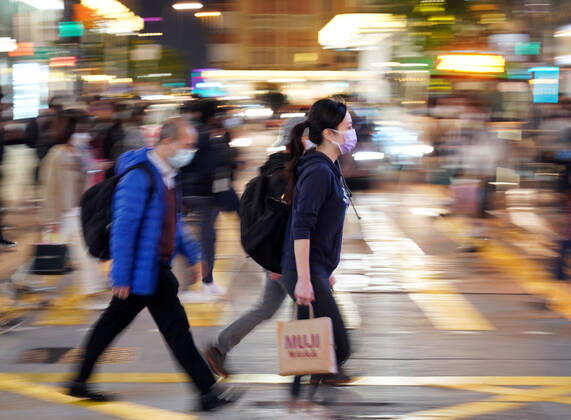 (210122) -- HONG KONG, Jan. 22, 2021 -- People wearing face masks walk on a street in Hong Kong, south China, Jan. 22, 2021. Hong Kong s Center for Health Protection (CHP) reported 61 additional confirmed cases of COVID-19 on Friday, taking its total tally to 9,928. ) CHINA-HONG KONG-COVID-19-CASES (CN) LixGang