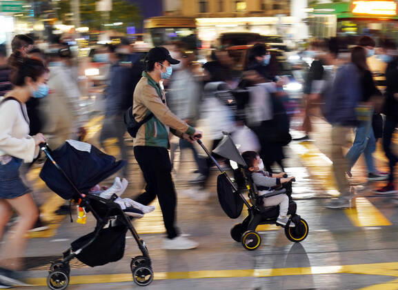 (210122) -- HONG KONG, Jan. 22, 2021 -- People wearing face masks walk on a street in Hong Kong, south China, Jan. 22, 2021. Hong Kong s Center for Health Protection (CHP) reported 61 additional confirmed cases of COVID-19 on Friday, taking its total tally to 9,928. ) CHINA-HONG KONG-COVID-19-CASES (CN) LixGang