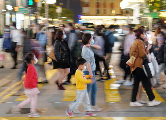 (210122) -- HONG KONG, Jan. 22, 2021 -- People wearing face masks walk on a street in Hong Kong, south China, Jan. 22, 2021. Hong Kong s Center for Health Protection (CHP) reported 61 additional confirmed cases of COVID-19 on Friday, taking its total tally to 9,928. ) CHINA-HONG KONG-COVID-19-CASES (CN) LixGang