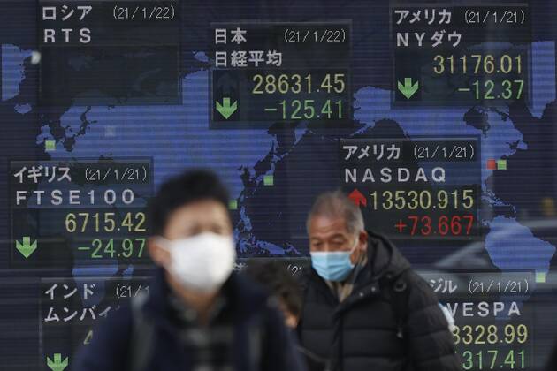 January 22, 2021, Tokyo, Japan: People wearing face masks to prevent the spread of the coronavirus walk past an electronic stock board showing Japan s Nikkei Stock Average, which ended down -125.41 points or -0.44 percent to close at 28,631.45 in downtown Tokyo. Tokyo Japan - ZUMAm191 20210122_zap_m191_001 Copyright: xRodrigoxReyesxMarinx