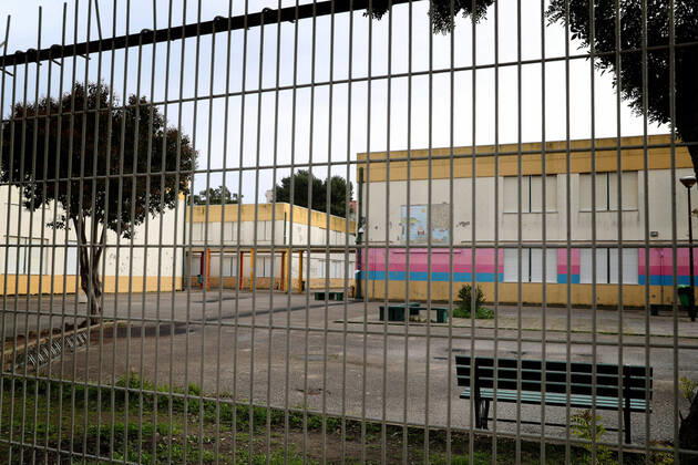 January 22, 2021, Lisbon, Portugal: A closed school is seen in Oeiras, near Lisbon on January 22, 2021. Portugal applied more tightened lockdown rules and has closed schools for two weeks in a bid to contain a surge in coronavirus cases with concerns over the spread of a more contagious UK strain. Lisbon Portugal - ZUMAf123 20210122_zap_f123_007 Copyright: xPedroxFiuzax