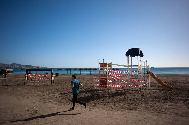 January 22, 2021, Malaga, Spain: A man jogging around a closed park at La Malagueta beach amid coronavirus pandemic..The region of Andausia suffers an uncontrolled daily rise of coronavirus cases, despite of hard restrictions imposed in the daily life. During the last weeks, Andalusia has reported thousands of infections everyday in the region while the hospital pressure continue rising. Malaga Spain - ZUMAs197 20210122_zaa_s197_029 Copyright: xJesusxMeridax