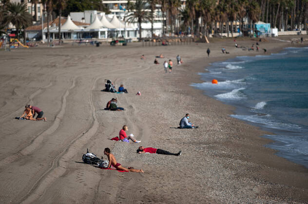 January 22, 2021, Malaga, Spain: People enjoy the good weather at La Malagueta beach amid coronavirus pandemic..The region of Andausia suffers an uncontrolled daily rise of coronavirus cases, despite of hard restrictions imposed in the daily life. During the last weeks, Andalusia has reported thousands of infections everyday in the region while the hospital pressure continue rising. Malaga Spain - ZUMAs197 20210122_zaa_s197_045 Copyright: xJesusxMeridax
