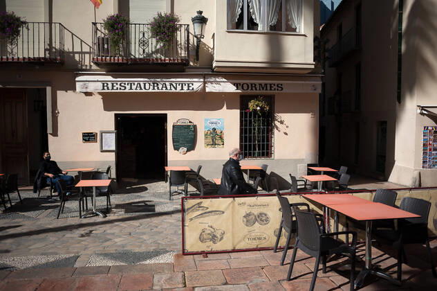 January 22, 2021, Malaga, Spain: A costumer seen sitting at an empty terrace outside Tormes restaurant in downtown city amid coronavirus pandemic..The region of Andausia suffers an uncontrolled daily rise of coronavirus cases, despite of hard restrictions imposed in the daily life. During the last weeks, Andalusia has reported thousands of infections everyday in the region while the hospital pressure continue rising. Malaga Spain - ZUMAs197 20210122_zaa_s197_046 Copyright: xJesusxMeridax