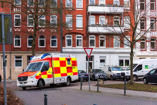 Ein Notarztwagen der Deutschen Roten Kreuz im Einsatz in der Kieler Innenstadt