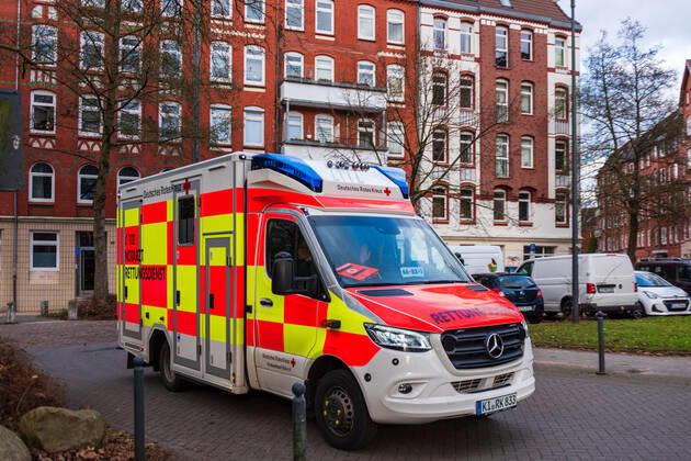 Ein Notarztwagen der Deutschen Roten Kreuz im Einsatz in der Kieler Innenstadt