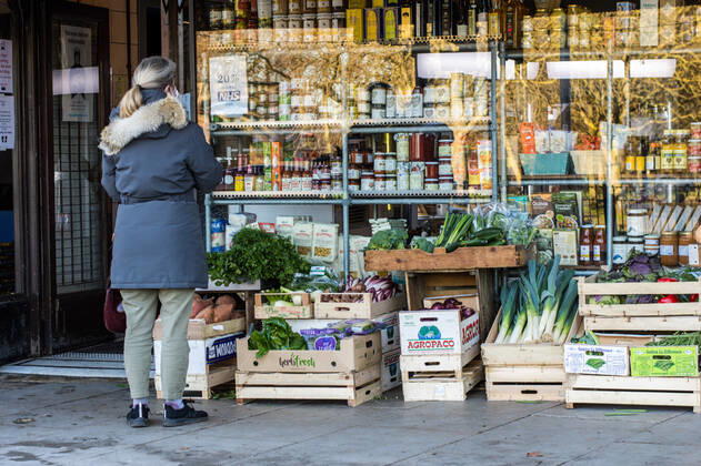 January 22, 2021, London, United Kingdom: A shopper in a social distance queue seen outside a grocery shop during the Covid-19 lockdown. London United Kingdom - ZUMAs197 20210122_zaa_s197_048 Copyright: xPietroxRecchiax