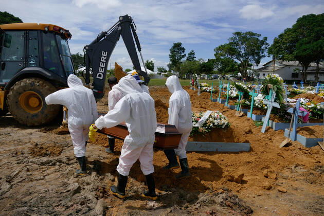 MANAUS, AM - 22.01.2021: ENTERROS DE COVID EM MANAUS - Covid-19 burials in Manaus (AM), at Nossa Senhora Aparecida cemetery, this Friday morning (22). There were 67 deaths occurred last Thursday (01 20) and there are already 6,757 dead. In the photo, Etiane Gomes (orange dress), 38 years old, screams Pai, when saying goodbye to Mr. Rizomar Francisco Gomes, 63 years old, who spoke about Covid-19. x2022496x  SandroxPereira