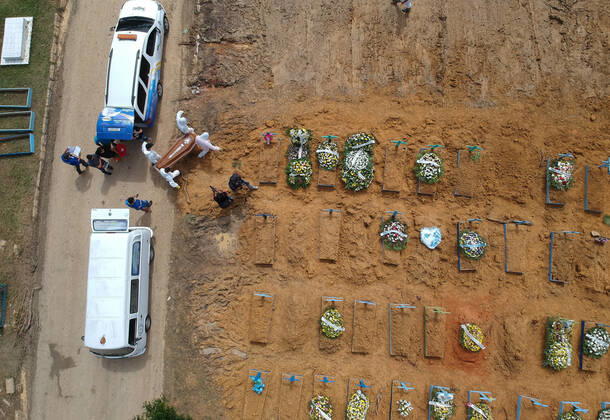 MANAUS, AM - 22.01.2021: ENTERROS DE COVID EM MANAUS - Covid-19 burials in Manaus (AM), at Nossa Senhora Aparecida cemetery, this Friday morning (22). There were 67 deaths occurred last Thursday (01 20) and there are already 6,757 dead. x2022497x  SandroxPereira