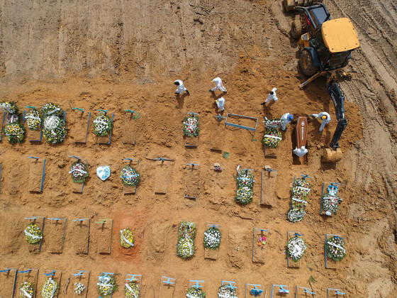 MANAUS, AM - 22.01.2021: ENTERROS DE COVID EM MANAUS - Covid-19 burials in Manaus (AM), at Nossa Senhora Aparecida cemetery, this Friday morning (22). There were 67 deaths occurred last Thursday (01 20) and there are already 6,757 dead. x2022498x  SandroxPereira