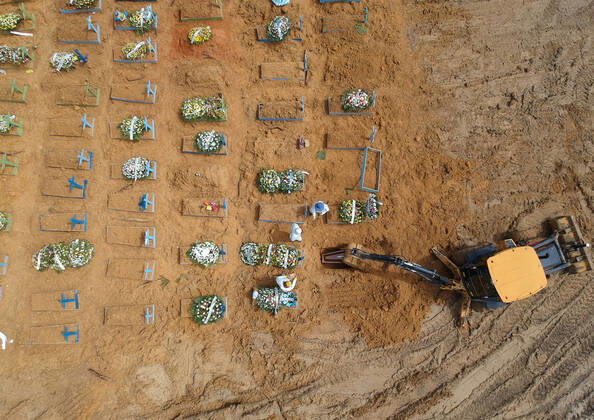 MANAUS, AM - 22.01.2021: ENTERROS DE COVID EM MANAUS - Covid-19 burials in Manaus (AM), at Nossa Senhora Aparecida cemetery, this Friday morning (22). There were 67 deaths occurred last Thursday (01 20) and there are already 6,757 dead. x2022499x  SandroxPereira