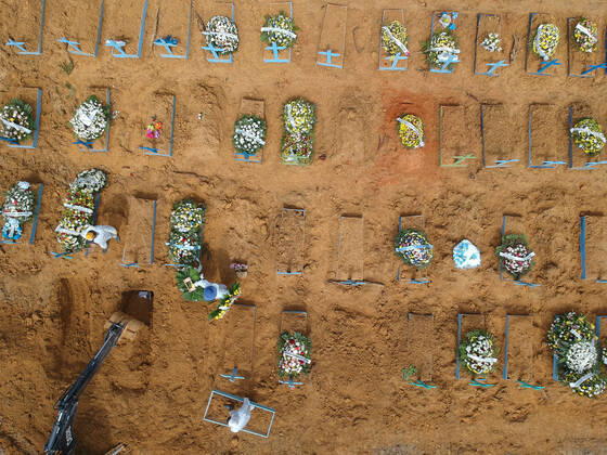 MANAUS, AM - 22.01.2021: ENTERROS DE COVID EM MANAUS - Covid-19 burials in Manaus (AM), at Nossa Senhora Aparecida cemetery, this Friday morning (22). There were 67 deaths occurred last Thursday (01 20) and there are already 6,757 dead. x2022509x  SandroxPereira