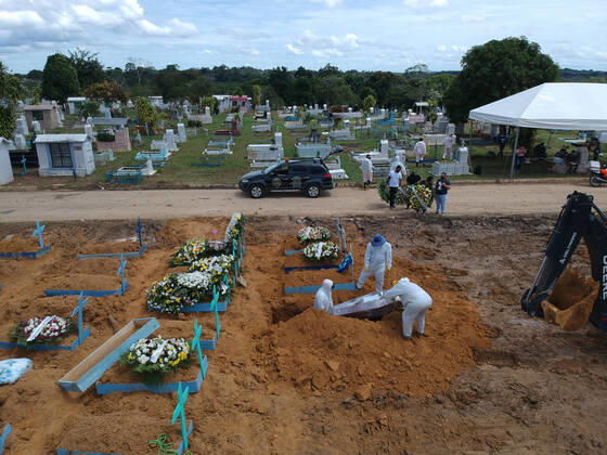 MANAUS, AM - 22.01.2021: ENTERROS DE COVID EM MANAUS - Covid-19 burials in Manaus (AM), at Nossa Senhora Aparecida cemetery, this Friday morning (22). There were 67 deaths occurred last Thursday (01 20) and there are already 6,757 dead. x2022510x  SandroxPereira