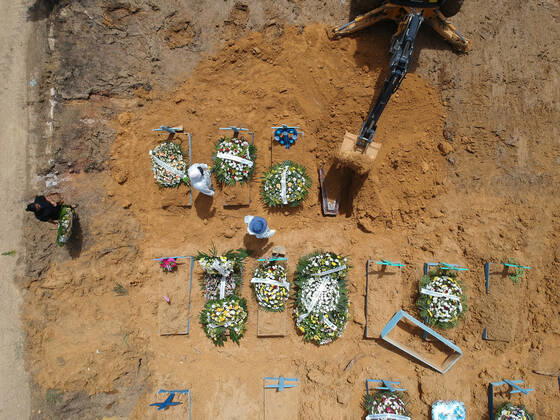 MANAUS, AM - 22.01.2021: ENTERROS DE COVID EM MANAUS - Covid-19 burials in Manaus (AM), at Nossa Senhora Aparecida cemetery, this Friday morning (22). There were 67 deaths occurred last Thursday (01 20) and there are already 6,757 dead. x2022515x  SandroxPereira