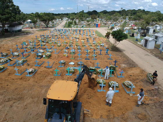 MANAUS, AM - 22.01.2021: ENTERROS DE COVID EM MANAUS - Covid-19 burials in Manaus (AM), at Nossa Senhora Aparecida cemetery, this Friday morning (22). There were 67 deaths occurred last Thursday (01 20) and there are already 6,757 dead. x2022516x  SandroxPereira