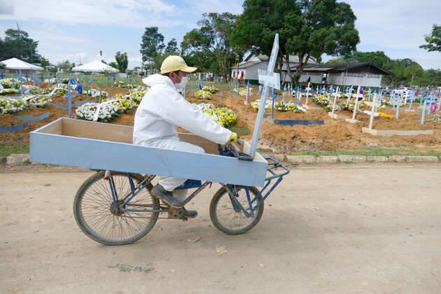 MANAUS, AM - 22.01.2021: ENTERROS DE COVID EM MANAUS - Covid-19 burials in Manaus (AM), at Nossa Senhora Aparecida cemetery, this Friday morning (22). There were 67 deaths occurred last Thursday (01 20) and there are already 6,757 dead. x2022525x  SandroxPereira