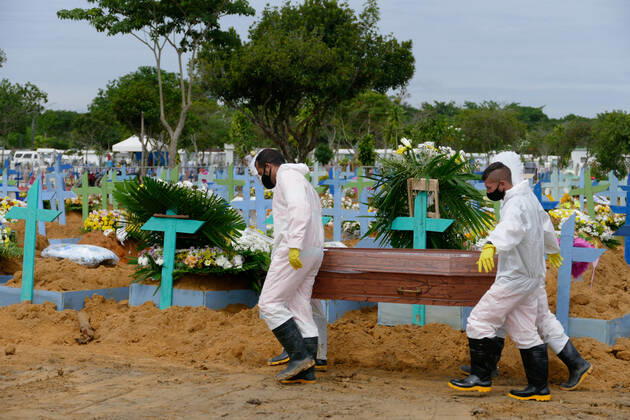 MANAUS, AM - 22.01.2021: ENTERROS DE COVID EM MANAUS - Covid-19 burials in Manaus (AM), at Nossa Senhora Aparecida cemetery, this Friday morning (22). There were 67 deaths occurred last Thursday (01 20) and there are already 6,757 dead. x2022526x  SandroxPereira
