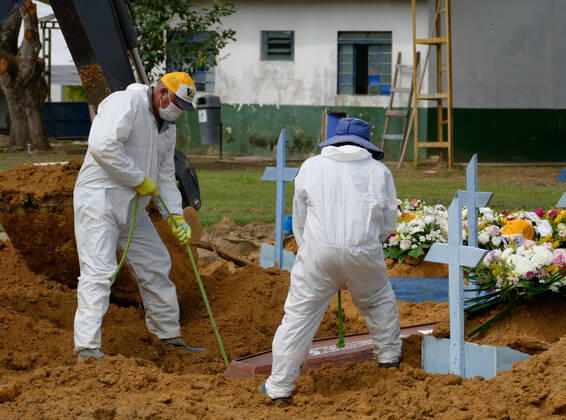 MANAUS, AM - 22.01.2021: ENTERROS DE COVID EM MANAUS - Covid-19 burials in Manaus (AM), at Nossa Senhora Aparecida cemetery, this Friday morning (22). There were 67 deaths occurred last Thursday (01 20) and there are already 6,757 dead. x2022527x  SandroxPereira