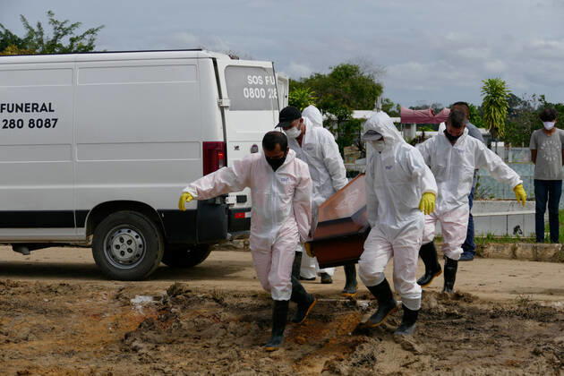 MANAUS, AM - 22.01.2021: ENTERROS DE COVID EM MANAUS - Covid-19 burials in Manaus (AM), at Nossa Senhora Aparecida cemetery, this Friday morning (22). There were 67 deaths occurred last Thursday (01 20) and there are already 6,757 dead. x2022528x  SandroxPereira